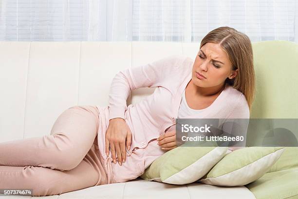 Bauchschmerzen Stockfoto und mehr Bilder von Bauchschmerzen - Bauchschmerzen, Frauen, Nur Frauen