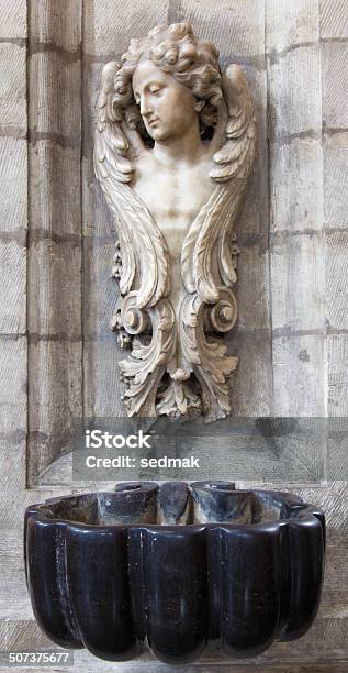 Foto de Bruxelaso Stoup Na Igreja Barroca e mais fotos de stock de Antigo - Antigo, Arquitetura, Barroco