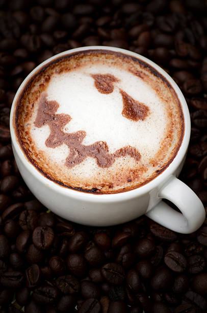 tazza di caffè e chicchi di caffè sullo sfondo. - coffeetree foto e immagini stock