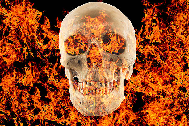 schädel feuer flammen, texturierter hintergrund über hitze - inferno fire flame skull stock-fotos und bilder