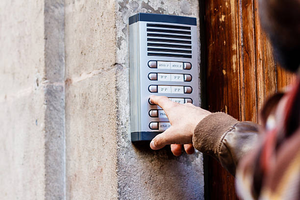istock Man ringing the doorbell 507378140