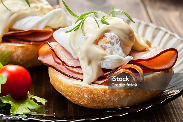 Huevos Benedict En Caliente Bollos Con Jamón Foto de stock y más banco de imágenes de Alimento - Alimento, Alimento tostado, Bocadillo