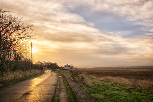 рассвет над ди - the wirral dee river sunset dramatic sky стоковые фото и изображения