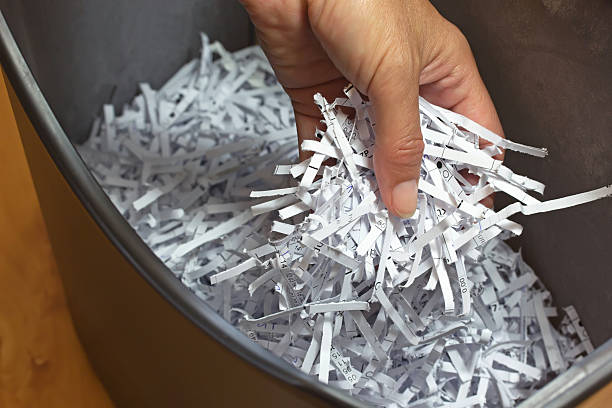 Shredder  basket Hand holding shredded paper strips in a basket shredders paper shredder stock pictures, royalty-free photos & images