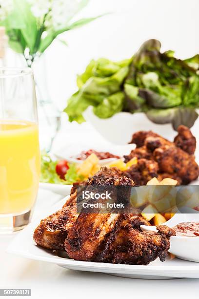 Alitas De Pollo Con Salsa Picante Papas Fritas Y Francesa Foto de stock y más banco de imágenes de Ala de animal