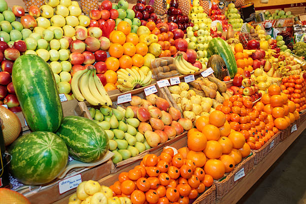 fruits sur un marché des fermiers - fruits et légumes photos et images de collection