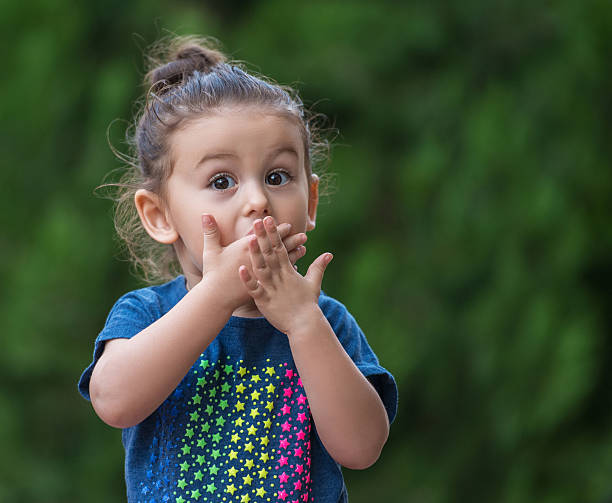 bebê menina de pé com um rosto chocado - gasping imagens e fotografias de stock