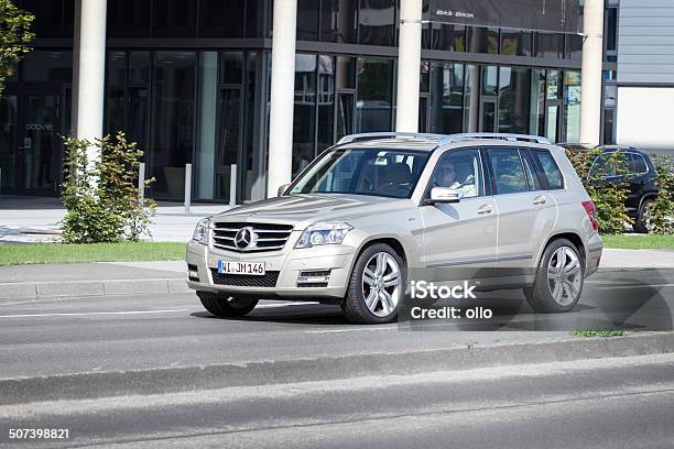 Mercedes Benz Classe C Station Wagon - Fotografie stock e altre immagini di Ambientazione esterna - Ambientazione esterna, Architettura, Asfalto