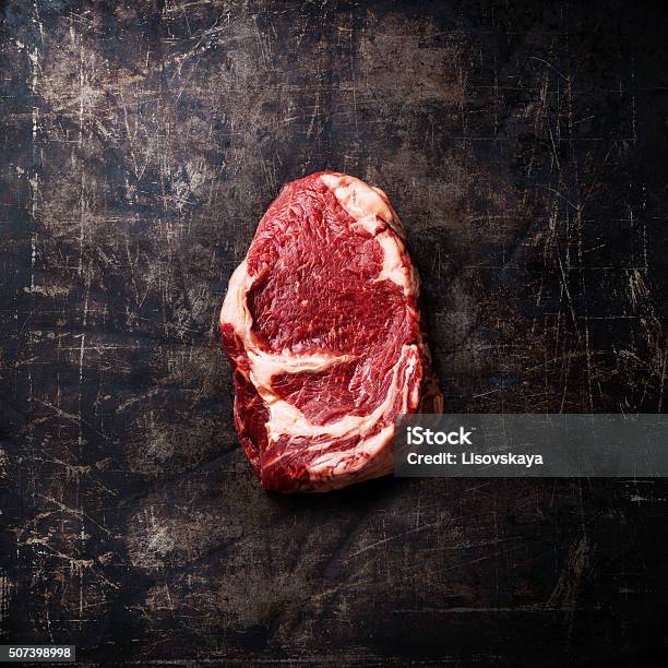 Photo libre de droit de Raw Viande De Steak Sur Fond Noir banque d'images et plus d'images libres de droit de Bifteck - Bifteck, Aliment cru, Viande