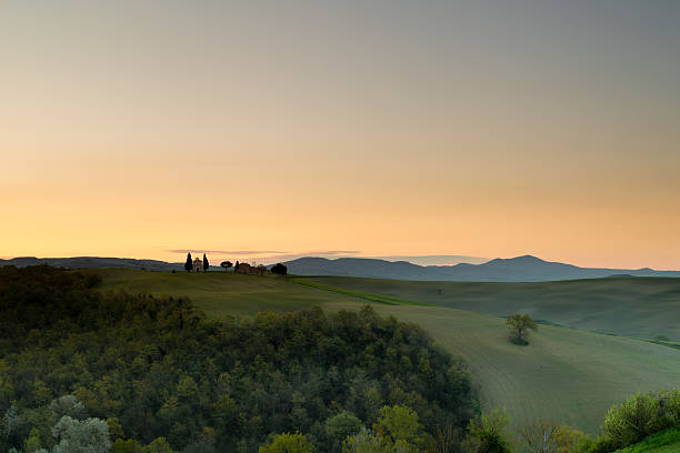 sonnenaufgang in der toskana in val d'orcia - cypruss stock-fotos und bilder