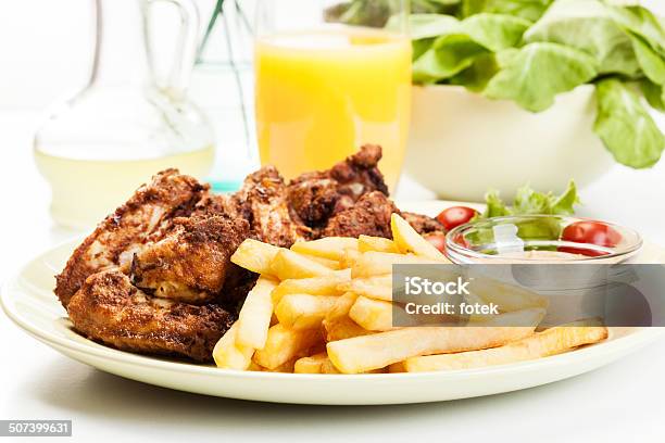 Alitas De Pollo Con Salsa Picante Papas Fritas Y Francesa Foto de stock y más banco de imágenes de Ala de animal