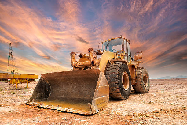 bulldozer lader maschine während earthmoving works - bagger stock-fotos und bilder
