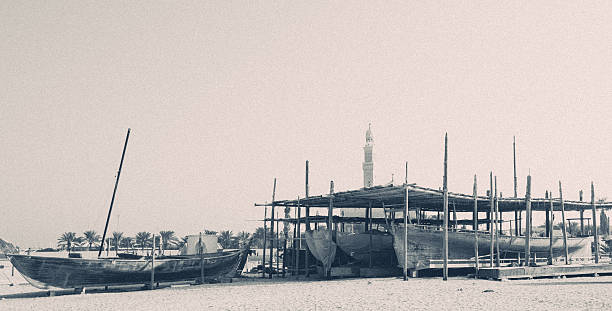 деревянная лодка ремонт двор-стиль ретро - clear sky place of work sky day стоковые фото и изображения