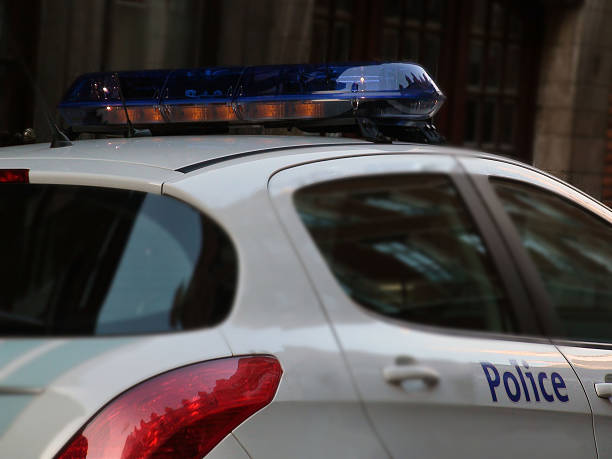 polizei auto geparkt auf der straße - belgien stock-fotos und bilder