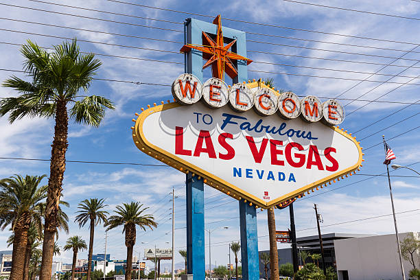 señal de bienvenido a las vegas en las vegas, usa - welcome to fabulous las vegas sign photography landmarks travel locations fotografías e imágenes de stock