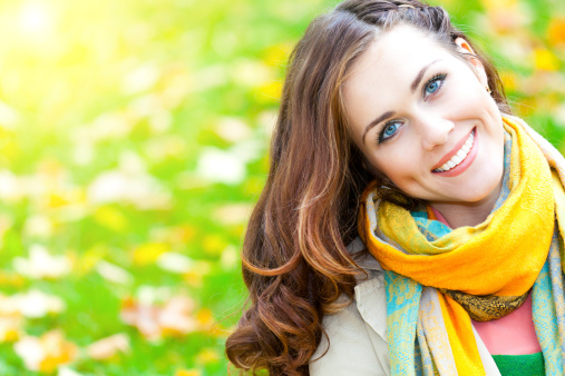 young beauty outdoor portrait with defocused forest background and sunlight effect - lights of the autumn