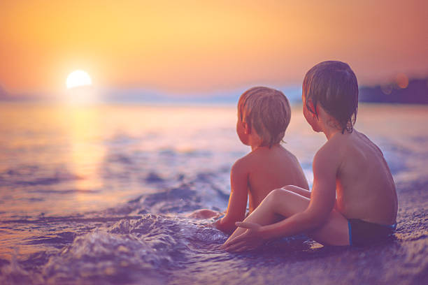 niños en el mar - spraying beaches summer sunlight fotografías e imágenes de stock