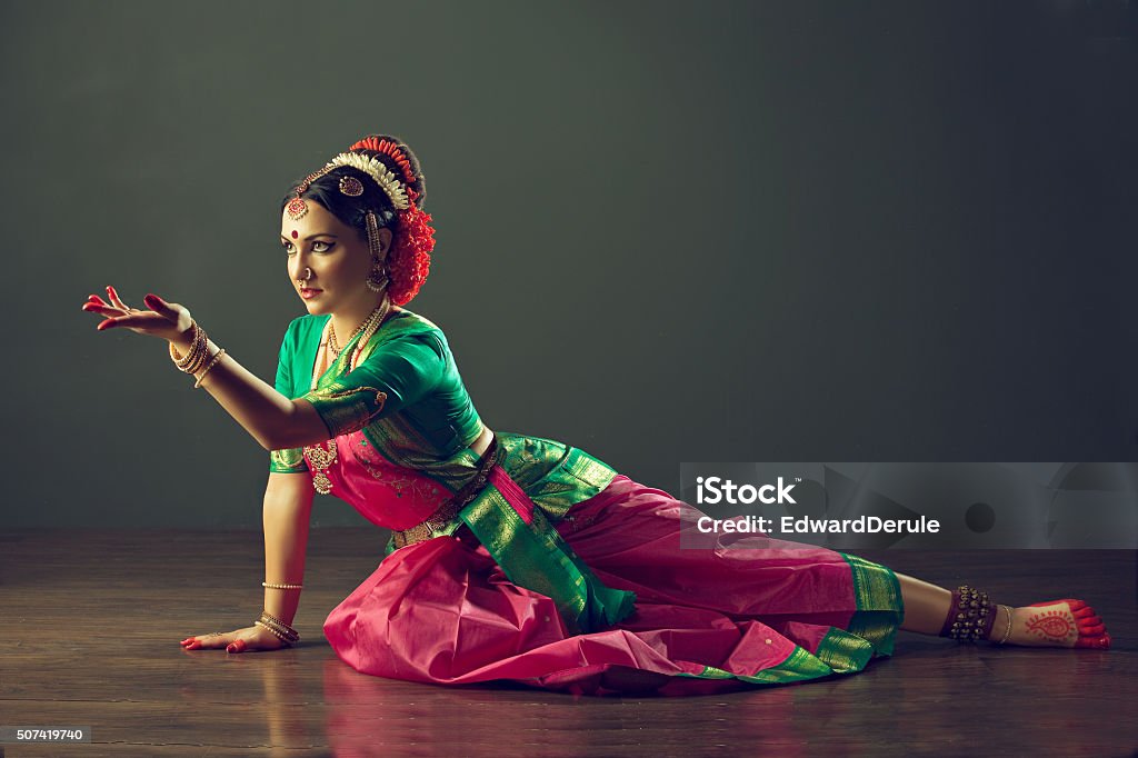 Chica bailando clásica indin Kuchipudi de baile. - Foto de stock de Bailar libre de derechos