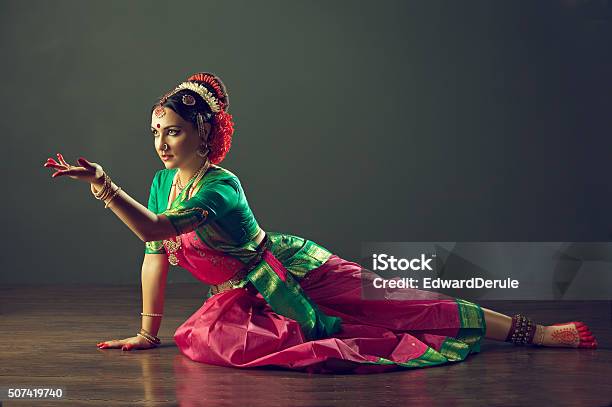 Chica Bailando Clásica Indin Kuchipudi De Baile Foto de stock y más banco de imágenes de Bailar - Bailar, Cultura hindú, India