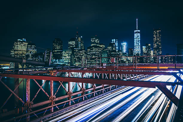 マンハッタン、フリーダムタワー、ぼやけた交通 - street usa bridge new york city ストックフォトと画像