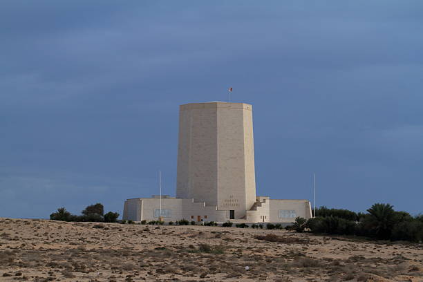 monumento conmemorativo de la guerra italiano graves de el alamein en egipto - alamein fotografías e imágenes de stock