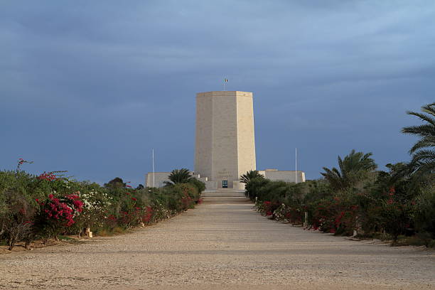 monumento conmemorativo de la guerra italiano graves de el alamein en egipto - alamein fotografías e imágenes de stock