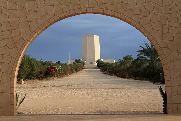 monumento conmemorativo de la guerra italiano graves de el alamein en egipto - alamein fotografías e imágenes de stock