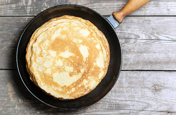 stapel von pfannkuchen auf einer gusseisernen frittieren pfanne. - shrove tuesday stock-fotos und bilder