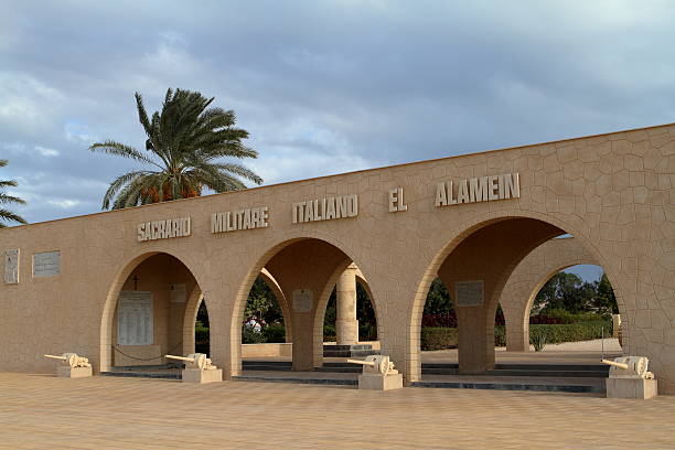 włoski wojny pomnik gravesa z al-alamajn w egipcie - alamein zdjęcia i obrazy z banku zdjęć