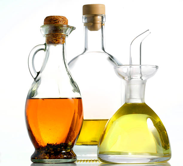 オリーブオイルの白背景 - vinegar bottle herb white ストックフォトと画像