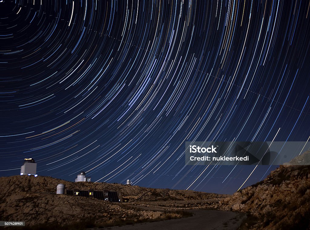 Observatoire et le star trails - Photo de Nébuleuse à Tête de cheval libre de droits