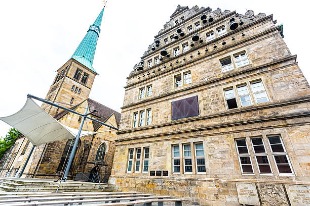 iglesia de st. nikolas y hochzeitshaus (boda house).  hameln, alemania - rattenfaenger hall fotografías e imágenes de stock