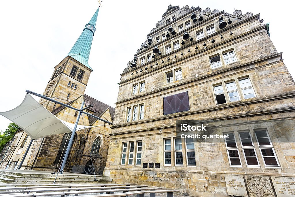 Igreja de St. Nikolas e Hochzeitshaus (casamento casa).  Hameln, Alemanha - Foto de stock de Rattenfaenger Hall royalty-free