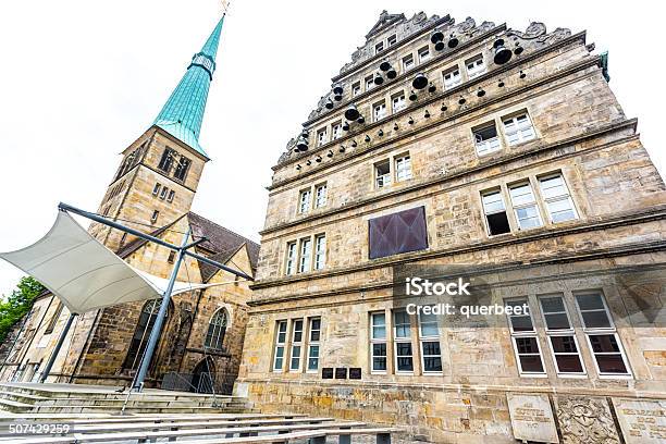 Foto de Igreja De St Nikolas E Hochzeitshaus Hameln Alemanha e mais fotos de stock de Rattenfaenger Hall