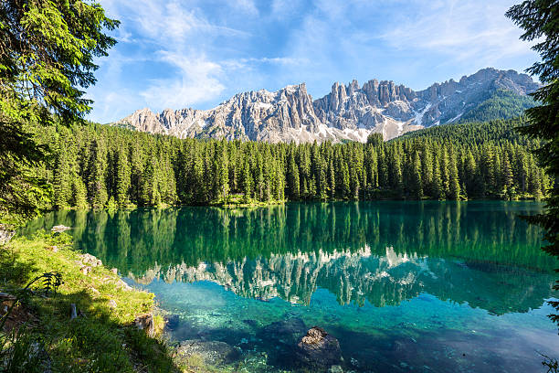 lago di carezza- lago di carezza, trentino alto adige, italia - latemar mountain range foto e immagini stock