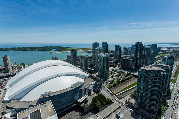 toronto, canadá - old crane blue sky imagens e fotografias de stock