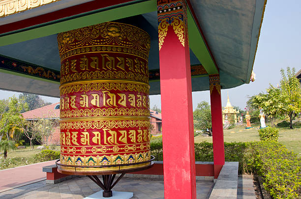 big ornamentado budistas rueda de plegarias en lumbini, nepal - bhutan himalayas wheel vibrant color fotografías e imágenes de stock