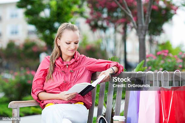 若い女性の読書屋外 - 1人のストックフォトや画像を多数ご用意 - 1人, ショッピングセンター, バケーション