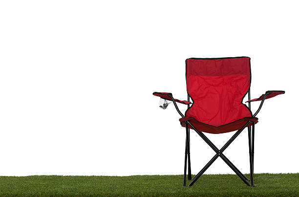 faltbarer camp stuhl vorderansicht auf gras mit weißem hintergrund - campingstuhl stock-fotos und bilder