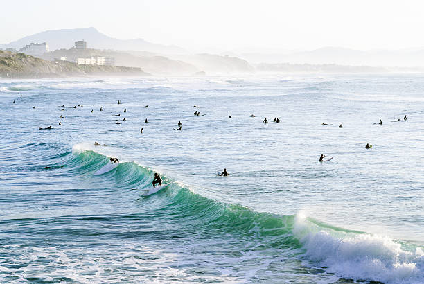 biarritz: surfer - baskenland stock-fotos und bilder