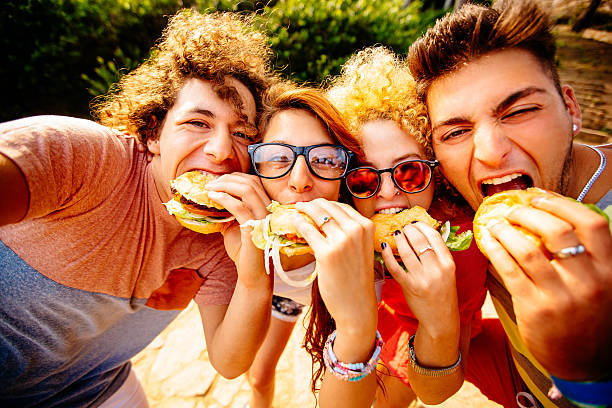 amigos tomando uma selfie com hambúrgueres - burger hamburger food fast food imagens e fotografias de stock