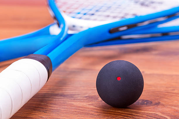 raquetas y pelotas de squash - squash racketball sport exercising fotografías e imágenes de stock