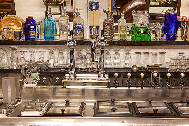 vecchio soda fountain close-up - soda fountain foto e immagini stock