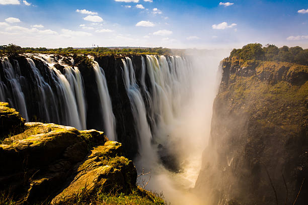 cataratas de victoria en zimbabwe - zimbabue fotografías e imágenes de stock