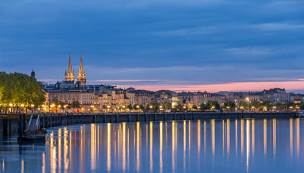 vue de la soirée sur bordeaux, france - bordeaux quais photos et images de collection