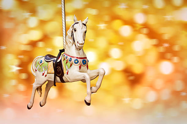 caballos de carrusel antiguo, fondo de oro luces festivas - carousel horses fotografías e imágenes de stock
