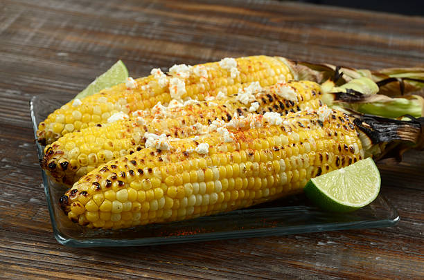 elote pannocchia arrostita - corn fruit vegetable corn on the cob foto e immagini stock