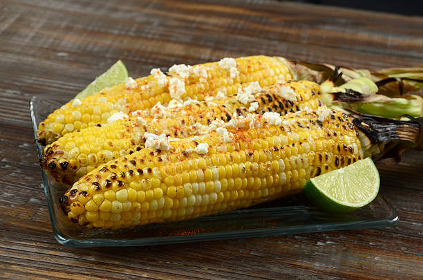 elote milho na espiga - corn corn on the cob grilled roasted - fotografias e filmes do acervo