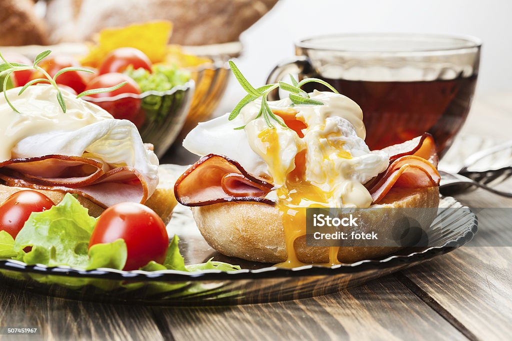 Huevos Benedict en caliente bollos con jamón - Foto de stock de Alimento libre de derechos