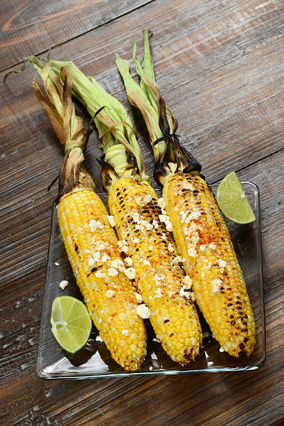 elote milho na espiga - corn corn on the cob grilled roasted - fotografias e filmes do acervo